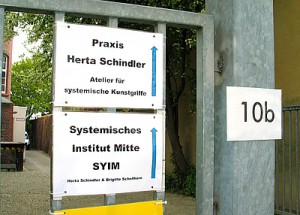 Der Zugang zum Systemischen Institut Mitte SYIM in der Sickingenstraße 10b in Kassel führt rechts an der Fabrik Chasalla vorbei über den Außenparkplatz.